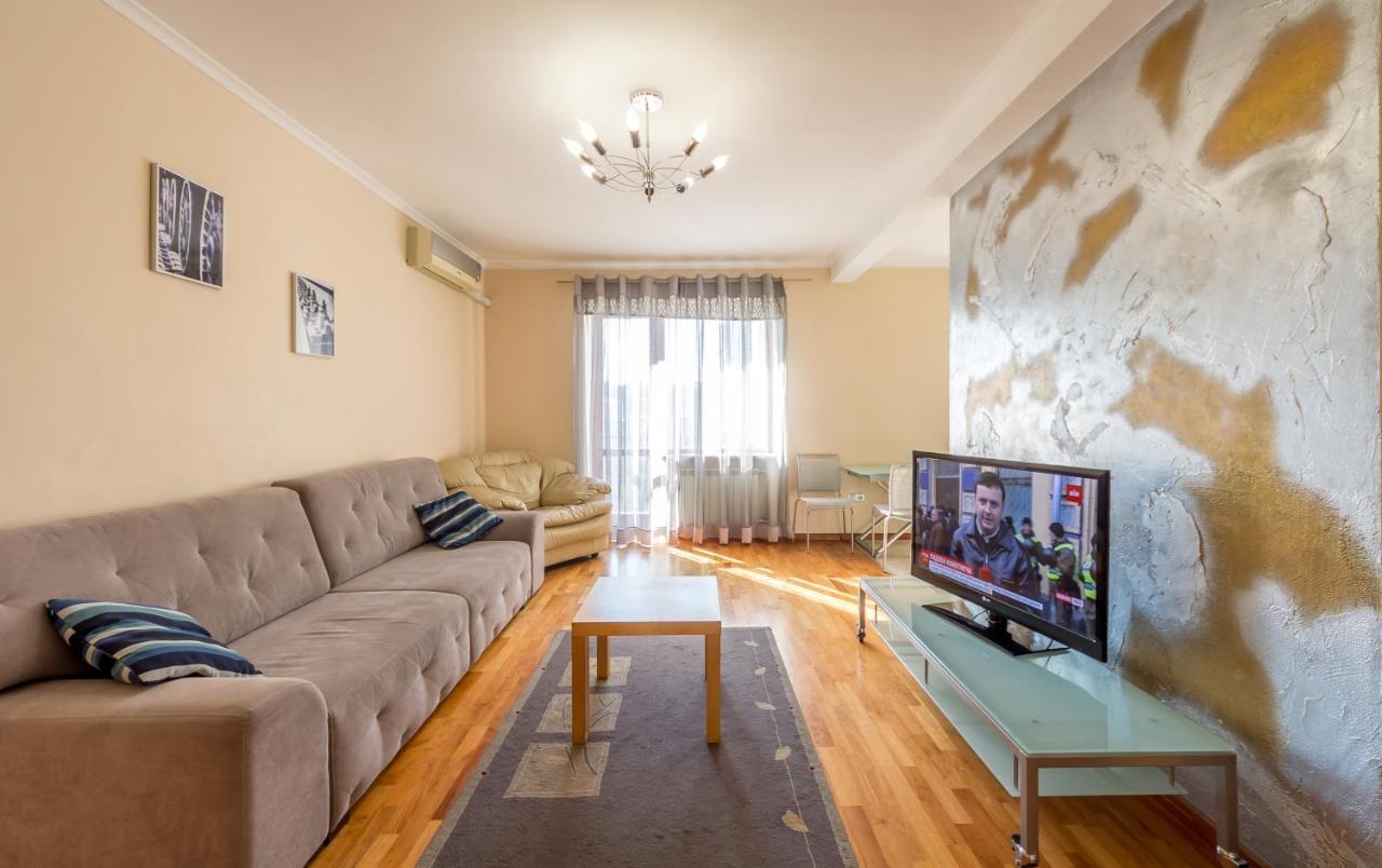 Apartment On Triokhsviatytelska Kyiv Exterior photo