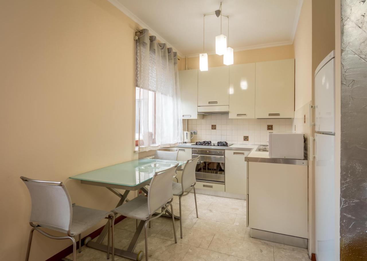 Apartment On Triokhsviatytelska Kyiv Exterior photo